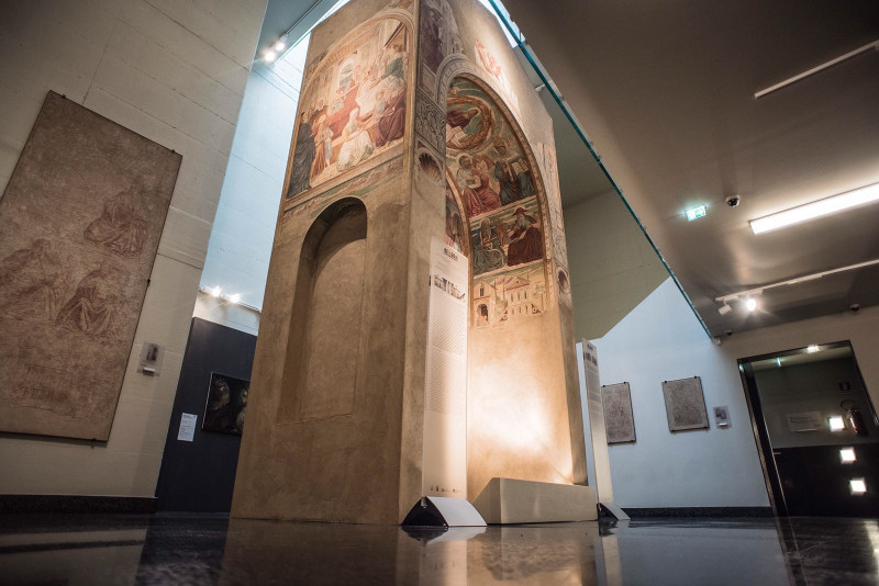 Immagine dell'interno del Museo, in primo piano il Tabernacolo ella Visitazione