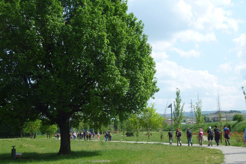 persone che camminano sulla via francigena