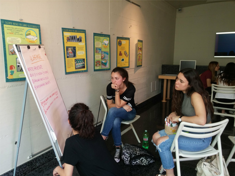 ragazze mentre progettano durante le attività di alternanza scuola lavoro 