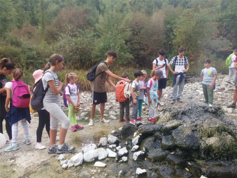 ragazzi dell'alternanza accompagnano i bambini durante una escursione sul territorio