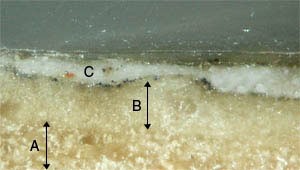 Strati presenti su una tavola antica. A: strato di preparazione - Gesso grosso; B: strato di preparazione - Gesso fine; C: strato di imprimitura