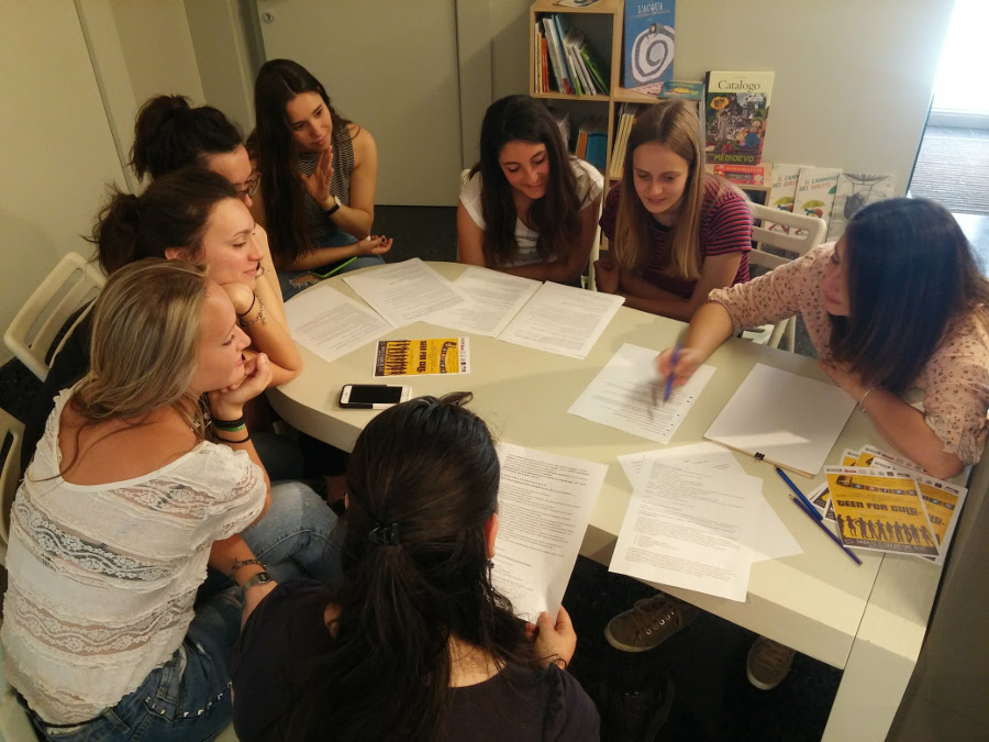 adolescenti durante le attività di alternanza scuola lavoro