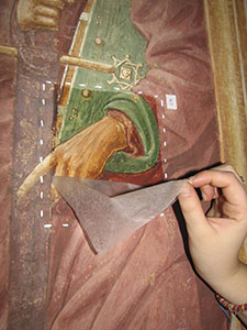 Pulitura finale degli affreschi con l'applicazione di carta giapponese, imbevuta di una soluzione acquosa di bicarbonato di ammonio.