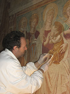 Pulitura finale degli affreschi con batuffoli di cotone, imbevuti in acqua demineralizzata