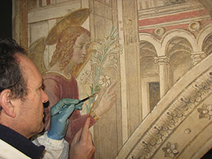Pulitura finale degli affreschi con batuffoli di cotone, imbevuti in acqua demineralizzata.