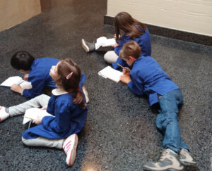 bambini che disegnano al museo